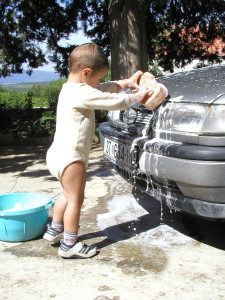 徹底的に車を洗う