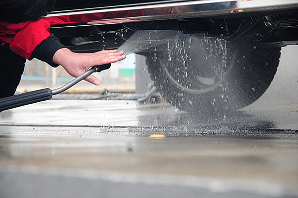 車の下回りを高圧洗浄する